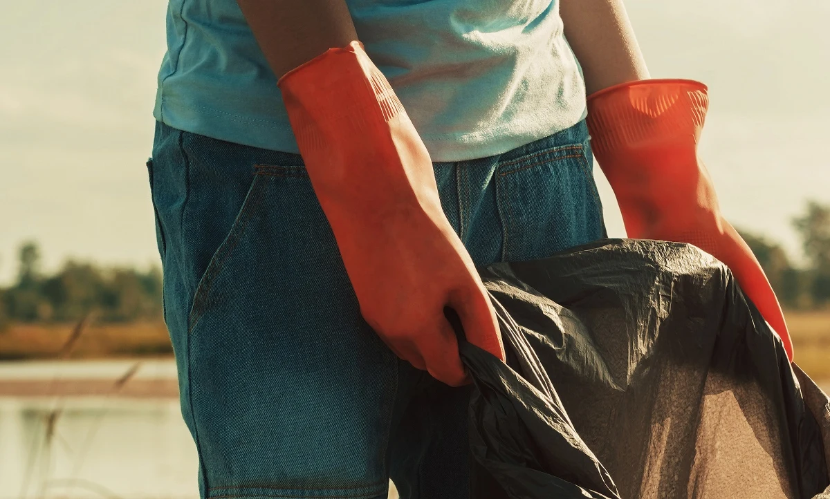 Na szczątki 10 dorosłych psów oraz kilku szczeniaków w workach natrafili kajakarze w rzece Jeziorce w Piasecznie. Policja prowadzi dochodzenie w tej sprawie.