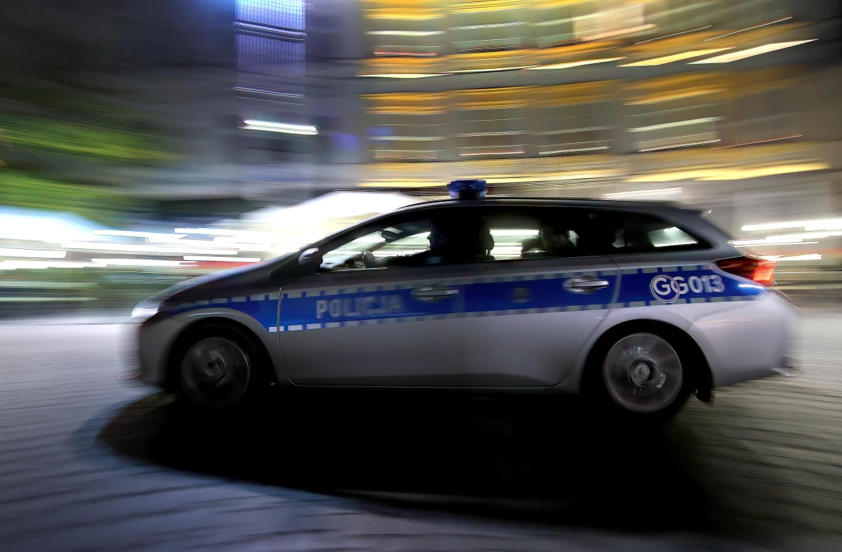 Nie tak babcia wyobrażała sobie odwiedziny wnuczka z Hiszpanii. 22-latek zderzył się z innym samochodem, uciekł z miejsca wypadku i zdążył jeszcze potrącić radiowóz. Gdy został zatrzymany okazało się, że miał powody by próbować uciec. 