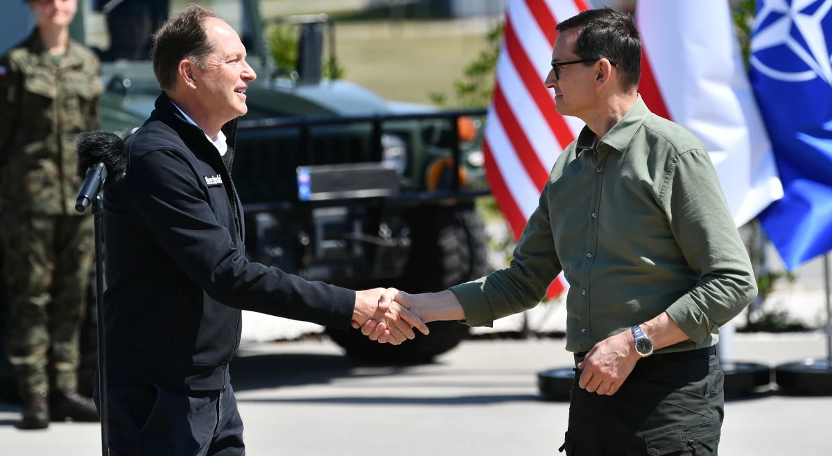 Do końca roku ma być gotowa baza tarczy antyrakietowej w Redzikowie koło Słupska na Pomorzu - poinformował premier Mateusz Morawiecki w trakcie wizyty w znajdującej się w tej miejscowości Jednostce Wsparcia Marynarki Wojennej Stanów Zjednoczonych. Z szefem rządu w Redzikowie spotkał się ambasador USA Mark Brzezinski. Jak podkreślił amerykański dyplomata, to przykład ścisłej, jak nigdy dotąd, współpracy wojsk USA i polskiego. "Możecie być tego świadkiem tu, w Redzikowie" - dodał.