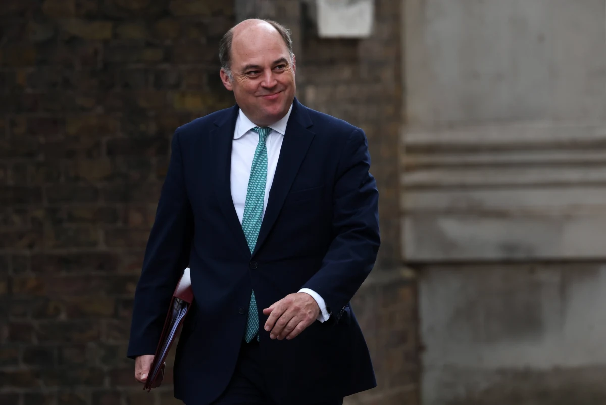 Brytyjski minister obrony Ben Wallace, który ostatnio zganił Ukraińców podczas szczytu NATO w Wilnie, rozważa jesienią odejście z rządu – ujawnił dziennik "The Times". 53-letni polityk ma najdłuższy staż w rządzie spośród wszystkich członków gabinetu Rishiego Sunaka. Wallace odgrywa kluczową rolę w brytyjskiej pomocy dla Ukrainy.