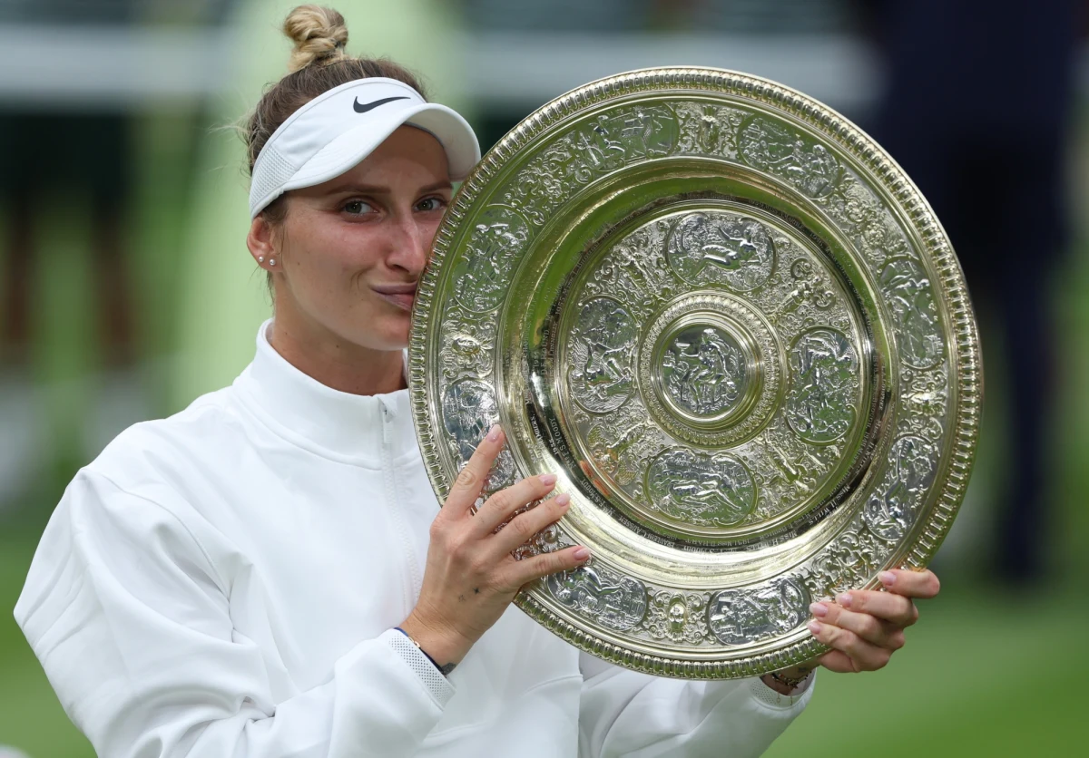Czeszka Marketa Vondrousova wygrała wielkoszlemowy Wimbledon. W finale pokonała rozstawioną z numerem szóstym Tunezyjkę Ons Jabeur 6:4, 6:4. To pierwszy wielkoszlemowy tytuł w karierze 24-letniej Czeszki.