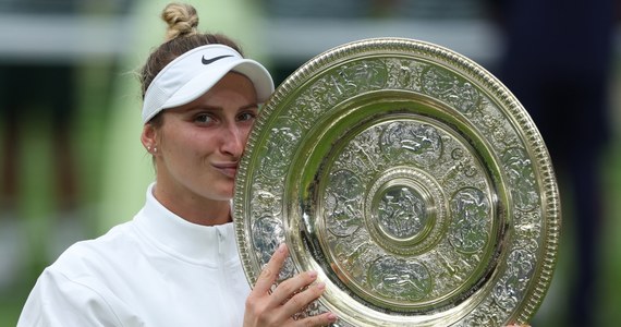 Czeszka Marketa Vondrousova wygrała wielkoszlemowy Wimbledon. W finale pokonała rozstawioną z numerem szóstym Tunezyjkę Ons Jabeur 6:4, 6:4. To pierwszy wielkoszlemowy tytuł w karierze 24-letniej Czeszki.
