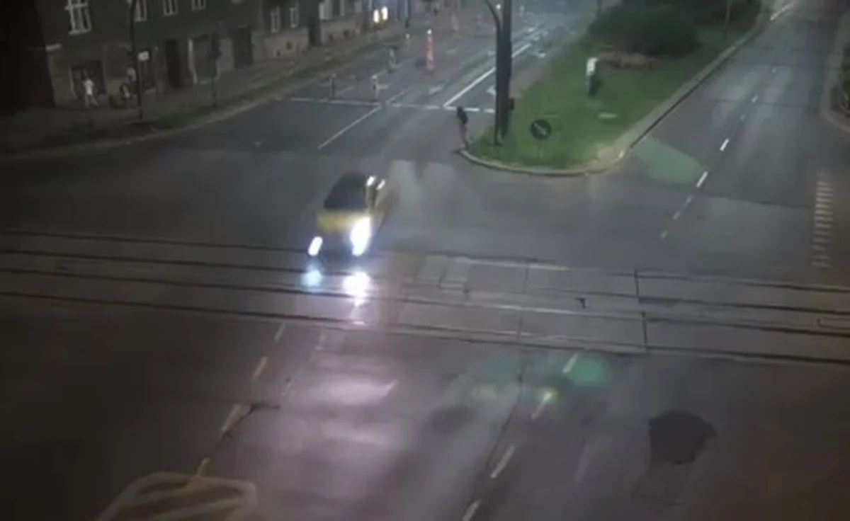 Syn celebrytki Sylwii Peretti jest wśród ofiar śmiertelnego wypadku, do jakiego doszło minionej nocy w Krakowie. Samochód zjechał na nadbrzeże przy moście Dębnickim i wylądował na dachu. Zginęły cztery osoby. 