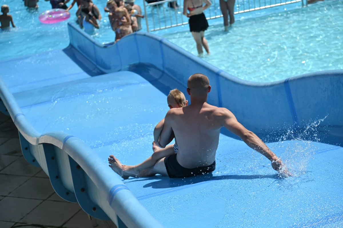 Z pewnością to najgorętszy weekend tego roku. Najwyższą temperaturę - 35,5 st. C - odnotowano na stacji automatycznej Wielichowo na zachodzie Wielkopolski - powiedziała po południu synoptyk IMGW Ewa Łapińska. Ponad 35 stopni zarejestrowała również stacja synoptyczna w Słubicach (woj. lubuskie).