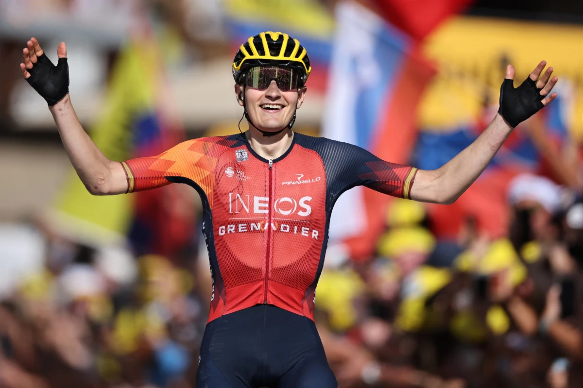 Hiszpan Carlos Rodriguez (Ineos Grenadiers) po ataku na zjeździe z ostatniej górskiej premii wygrał samotnie 14. etap wyścigu Tour de France z metą w Morzine. Tuż za nim linię mety minęli wielcy faworyci - Tadej Pogacar (UAE Team Emirates)  i Jonas Vingegaard (Jumbo-Visma), który zachował koszulkę lidera.