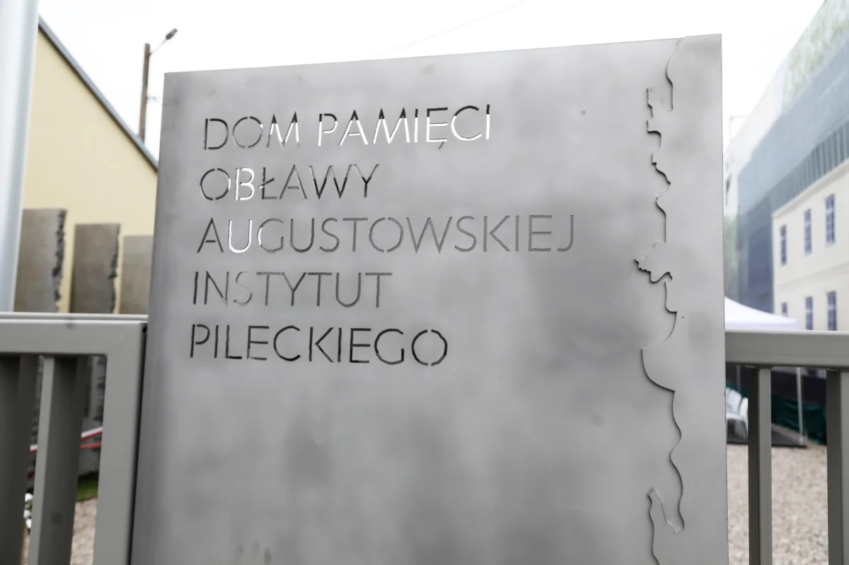 Nieznani sprawcy zniszczyli wieńce złożone przez prezydenta RP i premiera pod pomnikiem ofiar obławy augustowskiej w Gibach. Związek Pamięci Ofiar Obławy Augustowskiej z 1945 roku zgłosił sprawę policji.
