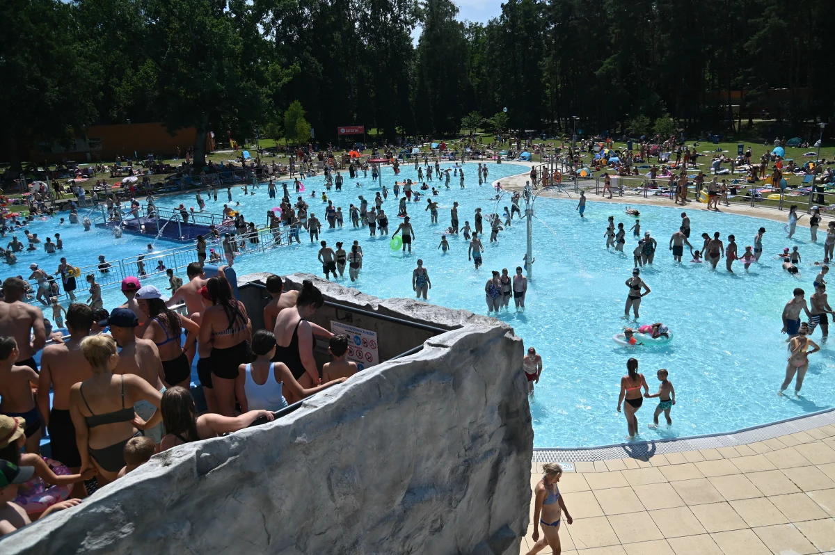 Nawet 35 stopni Celsjusza wskażą dziś termometry w Polsce. Najcieplej ma być na Mazowszu. Fala upałów przemieszcza się z zachodu na wschód kraju. IMGW ostrzega jednocześnie przed możliwymi burzami z gradem.