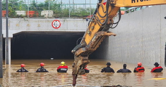 Korea Południowa zmaga się z gwałtownymi powodziami i osunięciami ziemi. Ratownicy wyciągnęli już siedem ciał z zalanego tunelu, w którym około 15 pojazdów zostało uwięzionych w błotnistej wodzie. Co najmniej 33 osoby są uznane za zmarłe, tysiące ludzi zostało ewakuowanych.