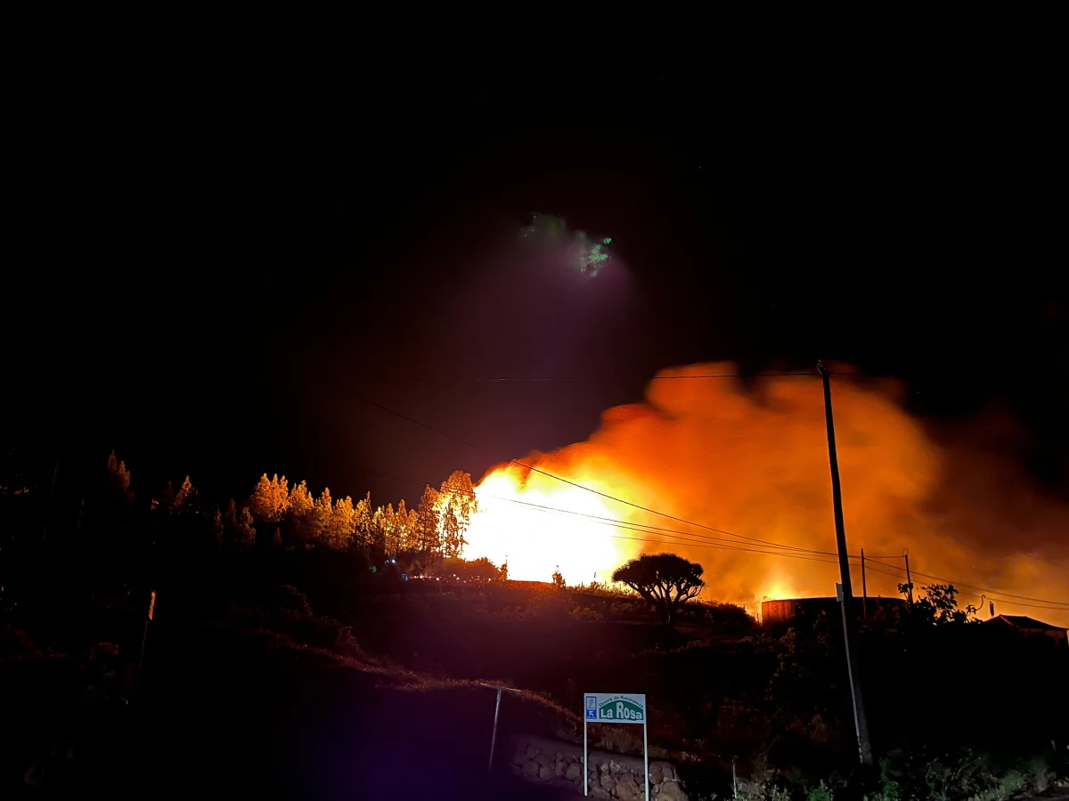 Pożar lasu na La Palmie, który nadal wymyka się spod kontroli, wymusił ewakuację ponad 4 tysięcy osób - poinformował w niedzielę prezydent Wysp Kanaryjskich Fernando Clavijo.