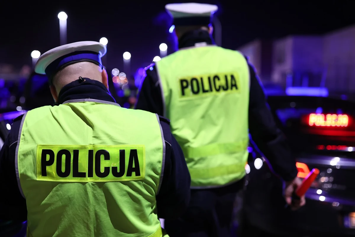 Jedna osoba nie żyje po tym, jak nietrzeźwy kierowca zjechał z drogi i potrącił dwoje pieszych. Do tragedii doszło w Będziemyślu w województwie podkarpackim. 