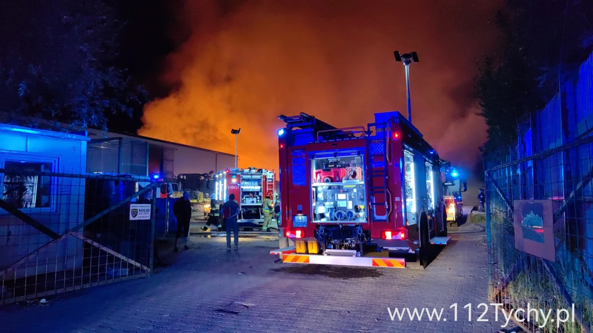 ​Trwa dogaszanie pogorzeliska po pożarze, który w nocy wybuchł w składzie makulatury w Tychach (woj. śląskie). W akcji uczestniczyło 62 strażaków. Nie ma osób poszkodowanych.