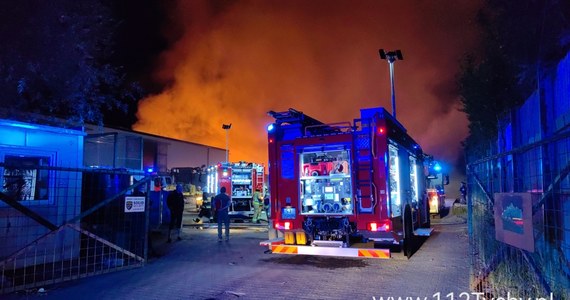 ​Trwa dogaszanie pogorzeliska po pożarze, który w nocy wybuchł w składzie makulatury w Tychach (woj. śląskie). W akcji uczestniczyło 62 strażaków. Nie ma osób poszkodowanych.