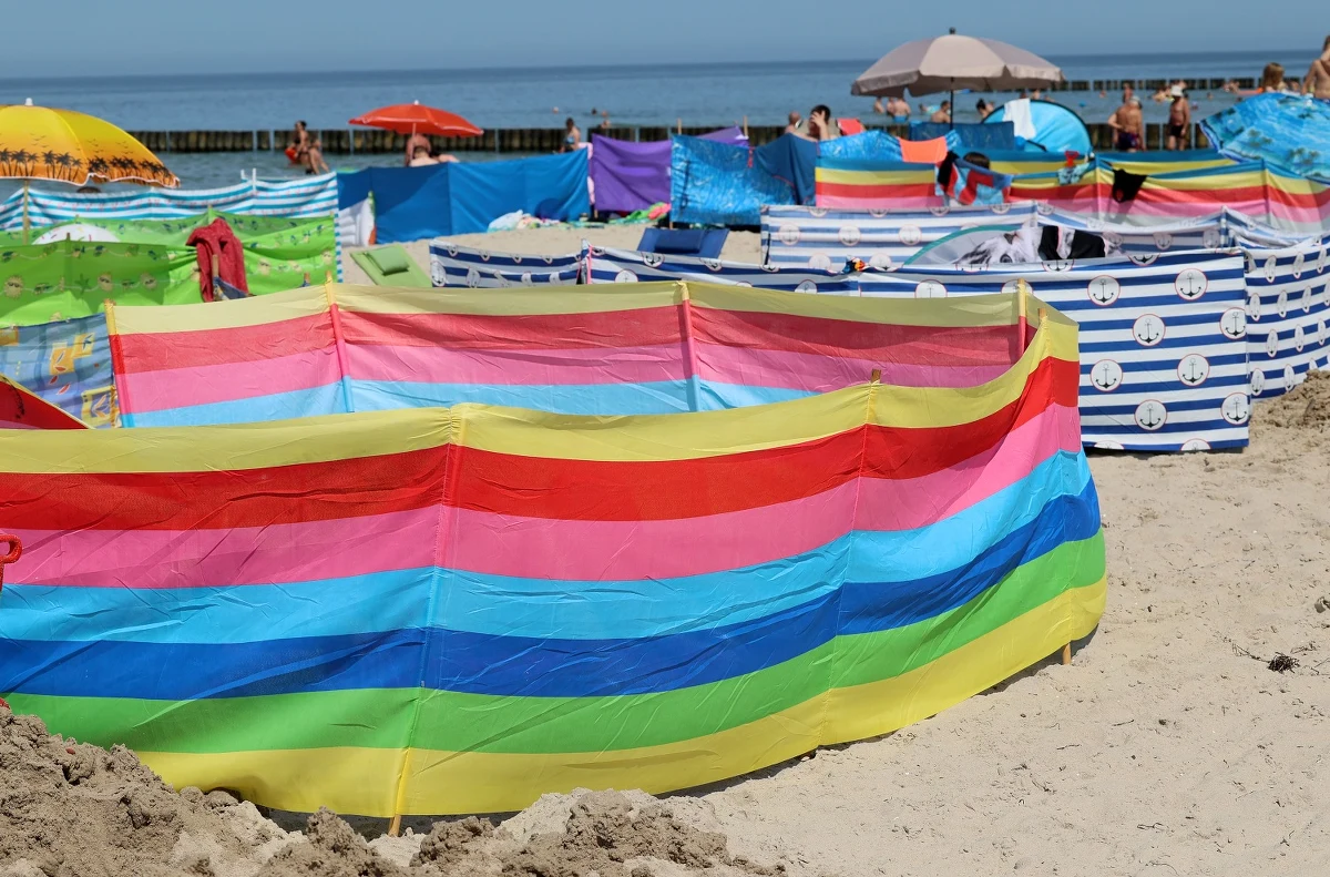 39-letni mężczyzna zmarł, a 34-latka trafiła do szpitala. W sobotę wieczorem na plaży w Łebie wyciągnięto z Bałtyku parę turystów z województwa mazowieckiego.