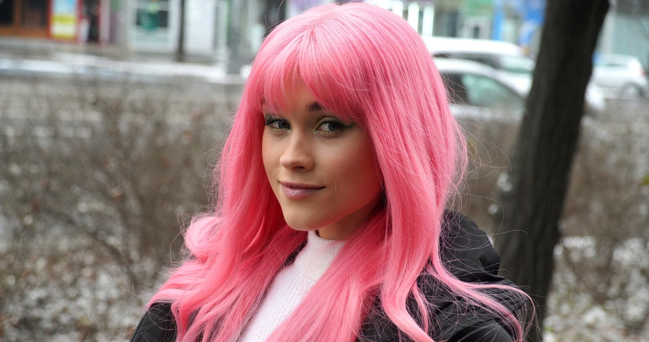 Bryska ma bardzo charakterystyczny wizerunek sceniczny. Młoda wokalistka zawsze pojawia się na scenie w różowej peruce. Kiedy w końcu pokazała się w swoim naturalnym kolorze włosów, fani dosłownie oniemieli!