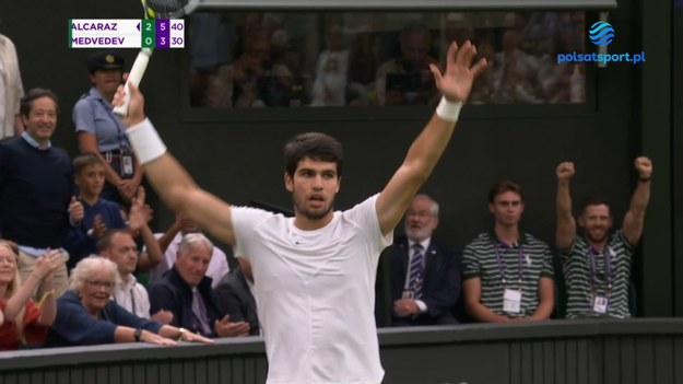 Na korcie centralnym w finale Wimbledonu Carlos Alcaraz zmierzy się z drugą rakietą świata - Novakiem Djokoviciem. Zobacz najlepsze akcje tenisistów w drodze do finału. 