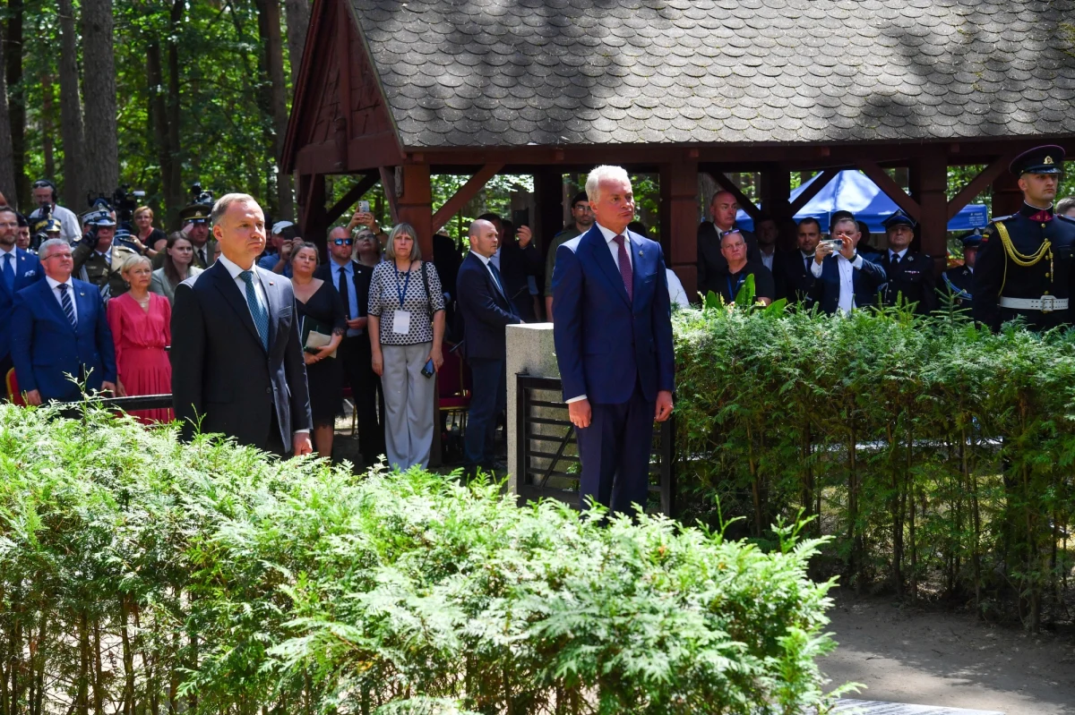 "Jestem głęboko przekonany, że polsko-litewska współpraca, bliskość i podobne spojrzenie na otaczające nas zagrożenia, są bezcennym atutem w obliczu aktualnych wyzwań, ale również i w obliczu przyszłości" - powiedział Andrzej Duda. Prezydenci Polski i Litwy w Pszczelniku (woj. zachodniopomorskie) uczcili pamięć litewskich lotników.