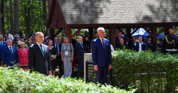 "Jestem głęboko przekonany, że polsko-litewska współpraca, bliskość i podobne spojrzenie na otaczające nas zagrożenia, są bezcennym atutem w obliczu aktualnych wyzwań, ale również i w obliczu przyszłości" - powiedział Andrzej Duda. Prezydenci Polski i Litwy w Pszczelniku (woj. zachodniopomorskie) uczcili pamięć litewskich lotników.