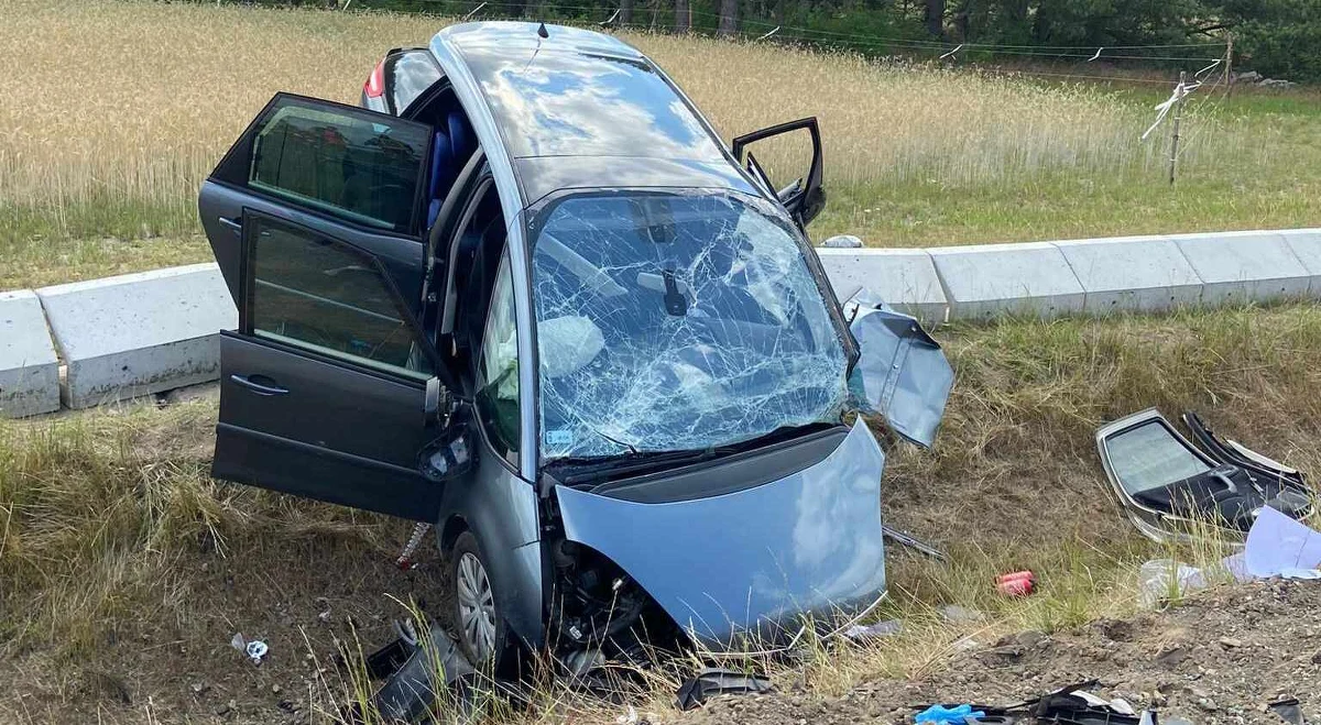 Na drodze krajowej nr 25 w powiecie człuchowskim w województwie pomorskim doszło do zderzenia trzech samochodów osobowych. Jest wielu rannych.