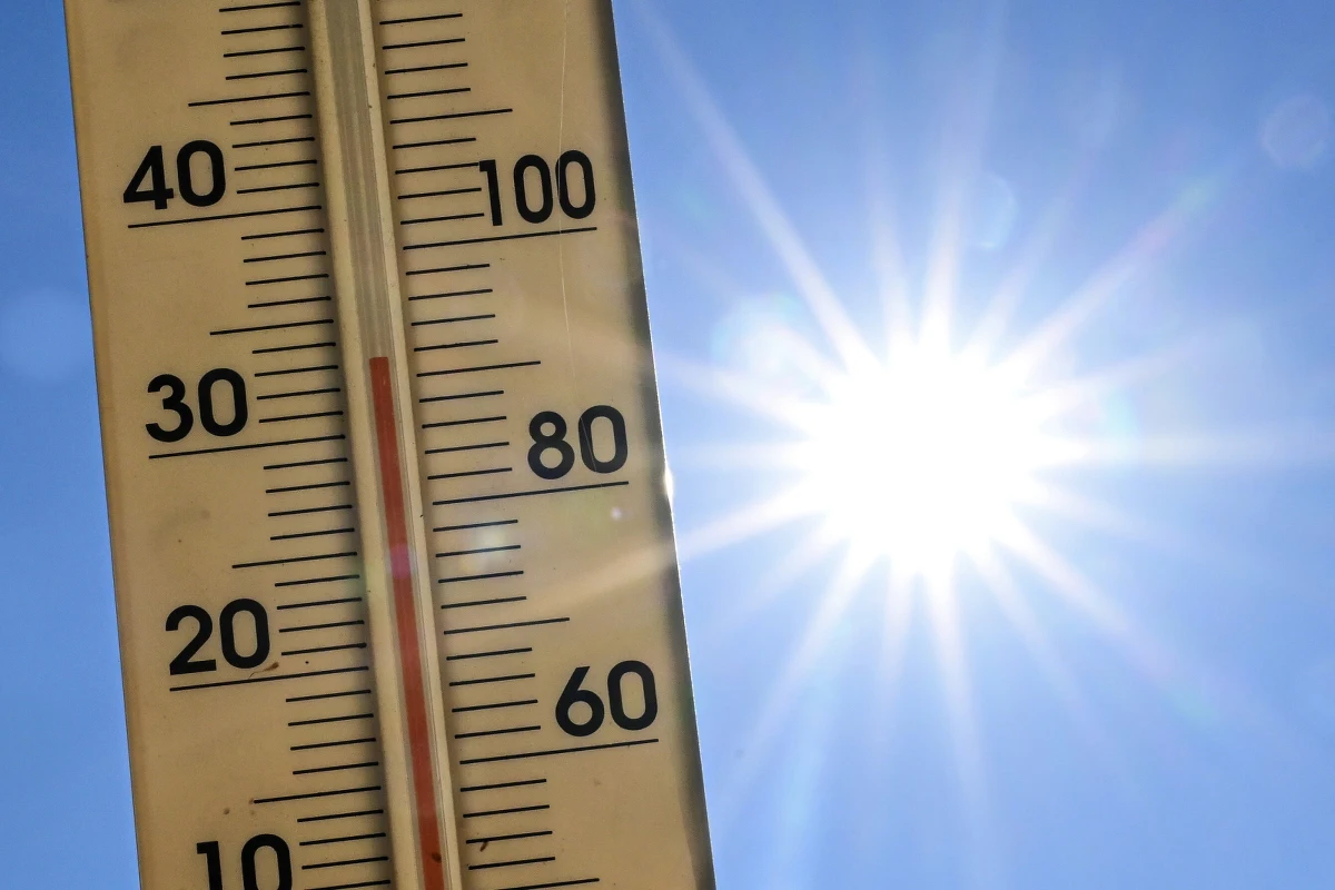 Za nami kolejny upalny dzień. Jak poinformował synoptyk IMGW Marcin Pilipczuk, najgoręcej było w centralnej i wschodniej Polsce. Najwyższą temperaturę, bo 35,3 st. Celsjusza, odnotowano w Ostrołęce na Mazowszu. Równie gorąco było w Kozienicach, Warszawie i Puławach.