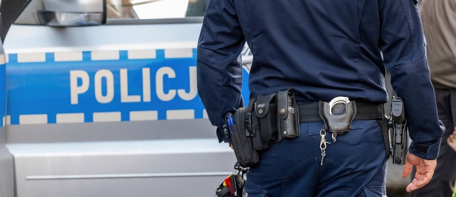 35-latek zaatakował nożem mężczyznę w Łabiszynie w województwie kujawsko-pomorskim - dowiedzieli się dziennikarze RMF FM. Pokrzywdzony z ranami szyi i twarzy trafił do szpitala. Napastnik zbiegł, trwają jego poszukiwania.