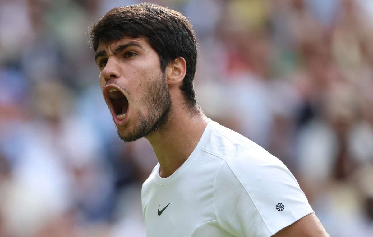 Piękne zagrania, zwroty akcji i ogromne nerwy - finał Wimbledonu nie zawiódł. Po prawie pięciogodzinnym boju Carlos Alcaraz pokonał Novaka Djokovicia 1:6, 7:6 (8-6), 6:1, 3:6, 6:4, sięgając tym samym po swój drugi wielkoszlemowy tytuł. Poprzednio triumfował na US Open w 2022 roku.