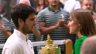 Carlos Alcaraz odbiera trofeum za zwycięstwo w Wimbledonie. WIDEO