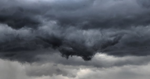 Instytut Meteorologii i Gospodarki Wodnej wydał ostrzeżenia pierwszego i drugiego stopnia przed burzami z gradem. Obowiązują one w 10 województwach. Dotyczą niemal całego woj. podkarpackiego, południowej części woj. lubelskiego oraz dwóch południowych powiatów woj. małopolskiego. 