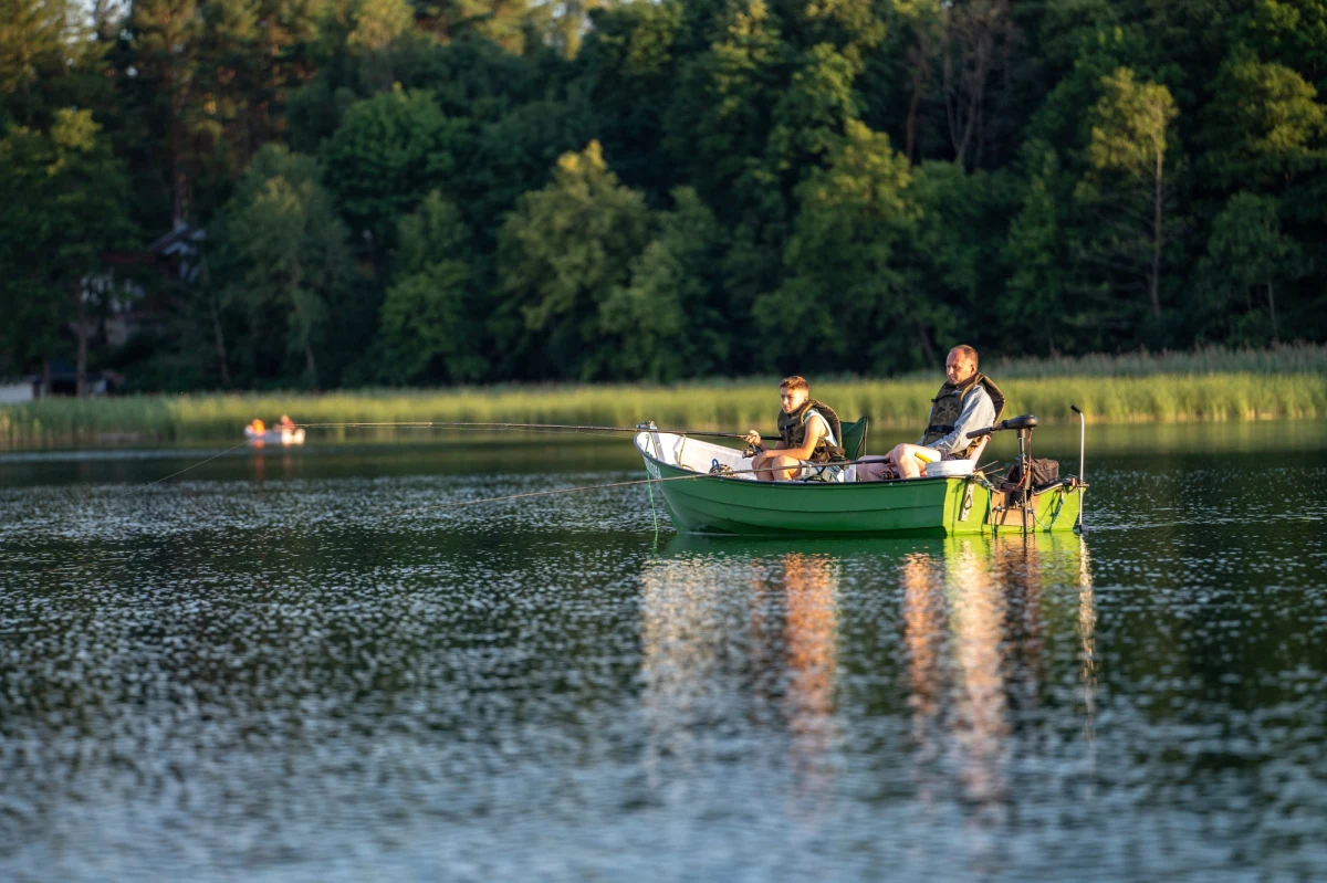 ​Miejscowość Dąbrówno położona w zachodniej części Mazur 10 kilometrów od Grunwaldu między dwoma jeziorami: Dąbrowa Wielka i Dąbrowa Mała. Miejsce od lat przyciągało wędkarzy. Właśnie - przyciągało. Bo z roku na rok wędkujących ubywa. Mieszkańcy Dąbrówna są przekonani, że za coraz gorszą sytuację odpowiada gospodarstwo, które od prawie trzydziestu lat dzierżawi jeziora.