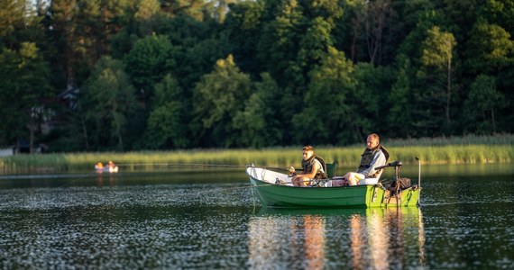 ​Miejscowość Dąbrówno położona w zachodniej części Mazur 10 kilometrów od Grunwaldu między dwoma jeziorami: Dąbrowa Wielka i Dąbrowa Mała. Miejsce od lat przyciągało wędkarzy. Właśnie - przyciągało. Bo z roku na rok wędkujących ubywa. Mieszkańcy Dąbrówna są przekonani, że za coraz gorszą sytuację odpowiada gospodarstwo, które od prawie trzydziestu lat dzierżawi jeziora.