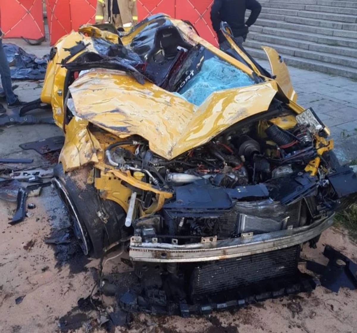 Umyślne naruszenie zasad bezpieczeństwa w ruchu lądowym i nieumyślne spowodowanie wypadku - pod takim kątem prokuratura Kraków-Krowodrza prowadzi śledztwo po sobotniej tragedii w śródmieściu Krakowa. Ok. godz. 3:00 rozpędzony samochód osobowy wyjechał z alei Krasińskiego, przeciął skrzyżowanie przed remontowanym mostem Dębnickim, wjechał na schody, dachował i uderzył w mur na nabrzeżu Wisły. W samochodzie było czterech młodych mężczyzn z okolic Wieliczki. Wszyscy zginęli.