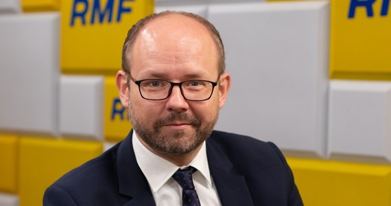 ​Czy ambasador Polski w Moskwie powinien zostać odwołany? "Nie ma takich planów na tym etapie" - mówi gość Porannej rozmowy w RMF FM Marcin Przydacz, szef prezydenckiego Biura Polityki Międzynarodowej. "MSZ wydało komunikat po decyzji strony rosyjskiej o zamknięciu agencji konsularnej. De facto została zamknięta jedna z placówek konsularnych Polski, która odpowiadała nie tylko za kwestie wizowe, ale przede wszystkim za kwestie miejsc pamięci. Strona polska rezerwuje sobie tutaj możliwość zastosowania kroków podobnych" – zaznaczył.  