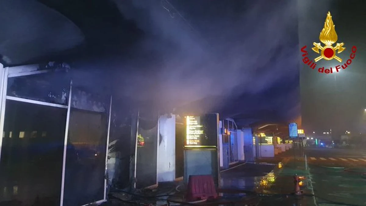 Pożar na lotnisku w Katanii na wschodzie Sycylii. Na szczęście nikomu nic się nie stało. Straty są jednak na tyle duże, że starty i lądowania samolotów zostały zawieszone co najmniej do środy do godziny 14.