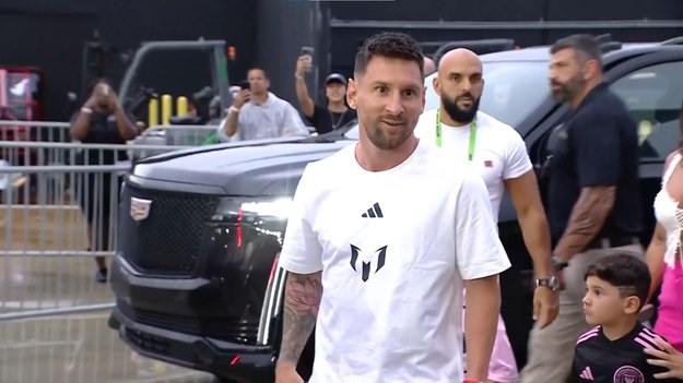 Lionel Messi wyszedł zza kurtyny, przeszedł kilka kroków po pokrytym deszczem wybiegu ustawionym nad boiskiem na stadionie Interu Miami.