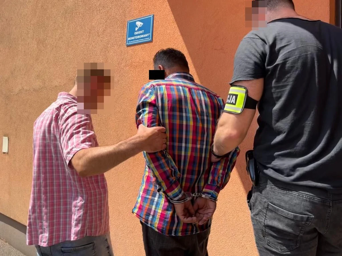 Policjanci z Puław zatrzymali w Krakowie 52-latka i jego 14-letnią kuzynkę, podejrzanych o to, że w różnych miejscowościach Polski oszukiwali seniorów. Rolą nastolatki było odbieranie wyłudzonych pieniędzy.  

