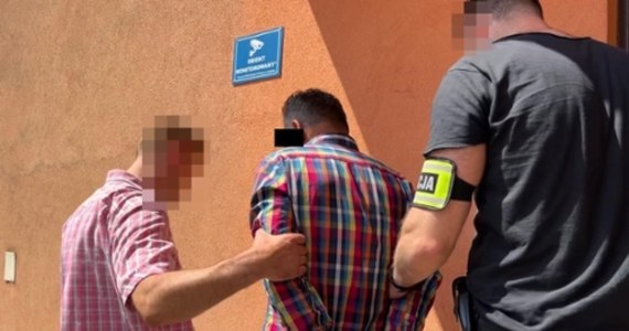 Policjanci z Puław zatrzymali w Krakowie 52-latka i jego 14-letnią kuzynkę, podejrzanych o to, że w różnych miejscowościach Polski oszukiwali seniorów. Rolą nastolatki było odbieranie wyłudzonych pieniędzy.  

