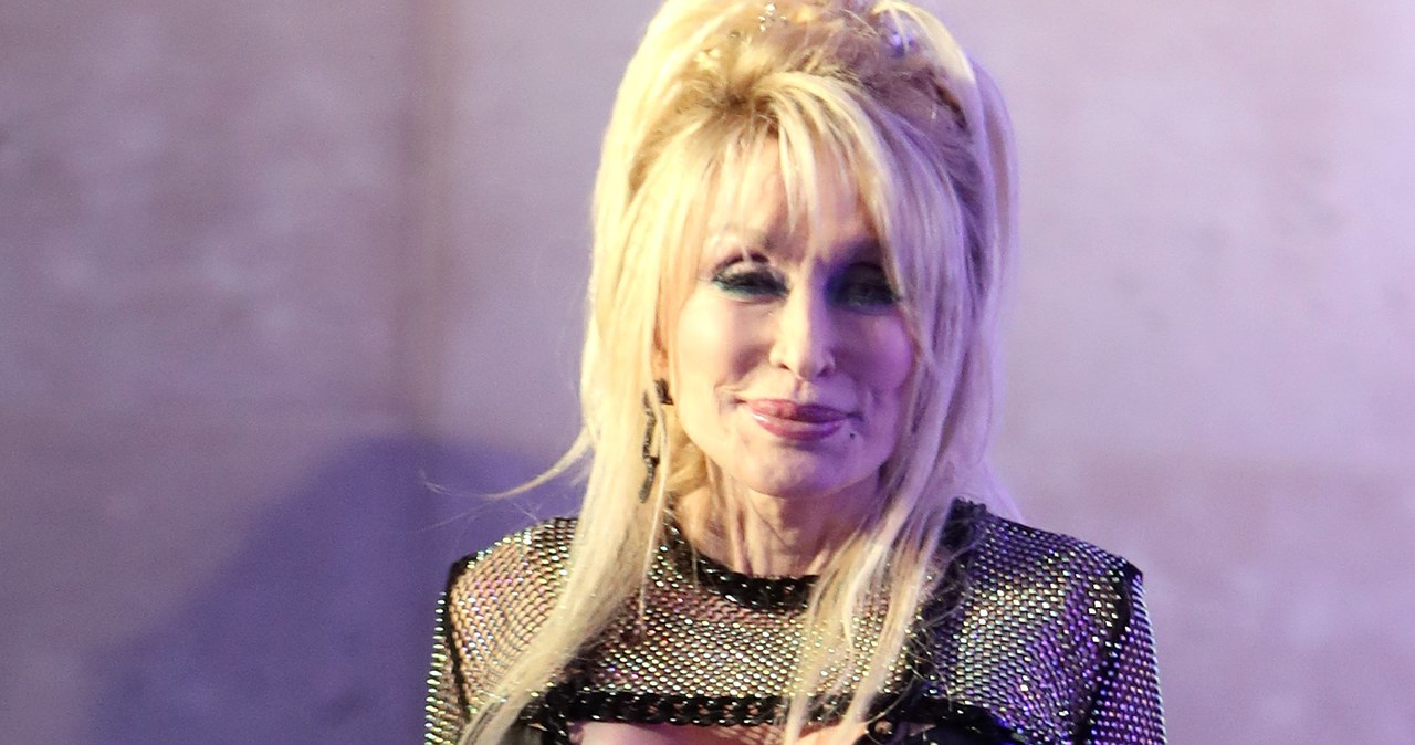 77-letnia Dolly Parton nie ma zamiaru rezygnować z branży muzycznej ani odpoczywać. Ikona muzyki country, znana z przeboju "Jolene", słynie też z poczucia humoru. W niedawnym wywiadzie zażartowała, że liczy na to, że "umrze podczas wykonywania jednego ze swoich najbardziej lubianych przebojów". Na scenie!