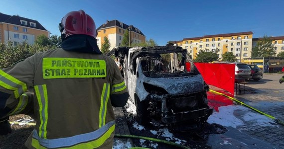 Przy ul. Pięknej w Ełku doszło do pożaru kampera. Policjanci znaleźli w środku ciała 29-letniej kobiety i 34-letniego mężczyzny.