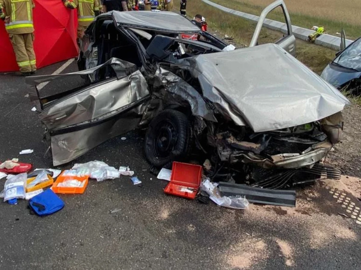 Policja w Człuchowie szuka kierowcy, który wczoraj mógł doprowadzić do dużego wypadku na drodze krajowej nr 25 w okolicy Brzezia na Pomorzu. W zderzeniu trzech samochodów rannych zostało osiem osób, w tym czwórka dzieci.