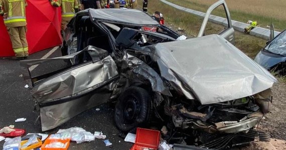 Policja w Człuchowie szuka kierowcy, który wczoraj mógł doprowadzić do dużego wypadku na drodze krajowej nr 25 w okolicy Brzezia na Pomorzu. W zderzeniu trzech samochodów rannych zostało osiem osób, w tym czwórka dzieci.