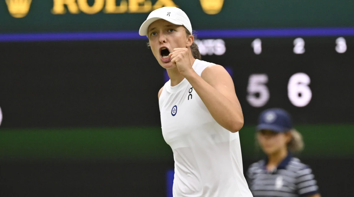 ​Iga Świątek utrzymała pozycję liderki w najnowszym notowaniu światowego rankingu tenisistek, mimo że w wielkoszlemowym Wimbledonie odpadła w ćwierćfinale. Białorusinka Aryna Sabalenka dzięki awansowi do półfinału tej imprezy zmniejszyła stratę do Polki do 470 punktów. W rankingu mężczyzn wciąż na czele jest Carlos Alcaraz.