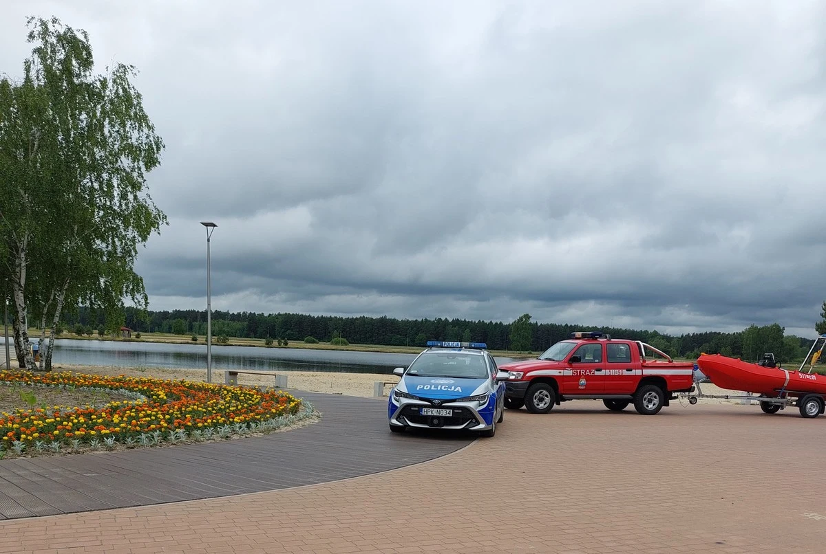Policjanci i strażacy kontynuują poszukiwania na zalewie Podwolina w Nisku (Podkarpackie). 19-latek w sobotę wieczorem wszedł to wody i zaczął się topić.
