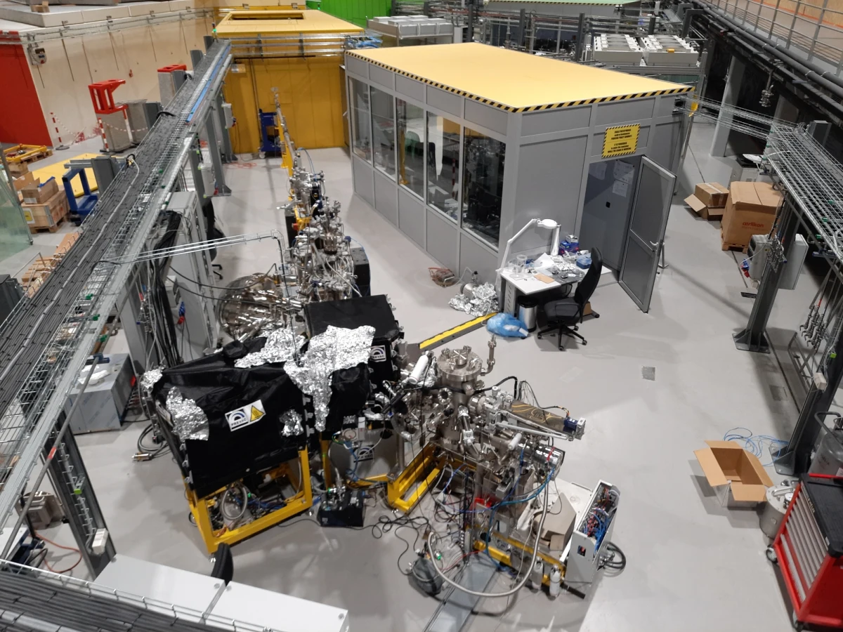 Eksperymentalna linia, umożliwiająca badania nad wirusami i nad nośnikami leków i szczepionek, powstanie w Krakowie w nowej hali Centrum Promieniowania Synchrotronowego SOLARIS. To wspólny projekt Uniwersytetu Jagiellońskiego i Uniwersytetu im. Adama Mickiewicza w Poznaniu. 