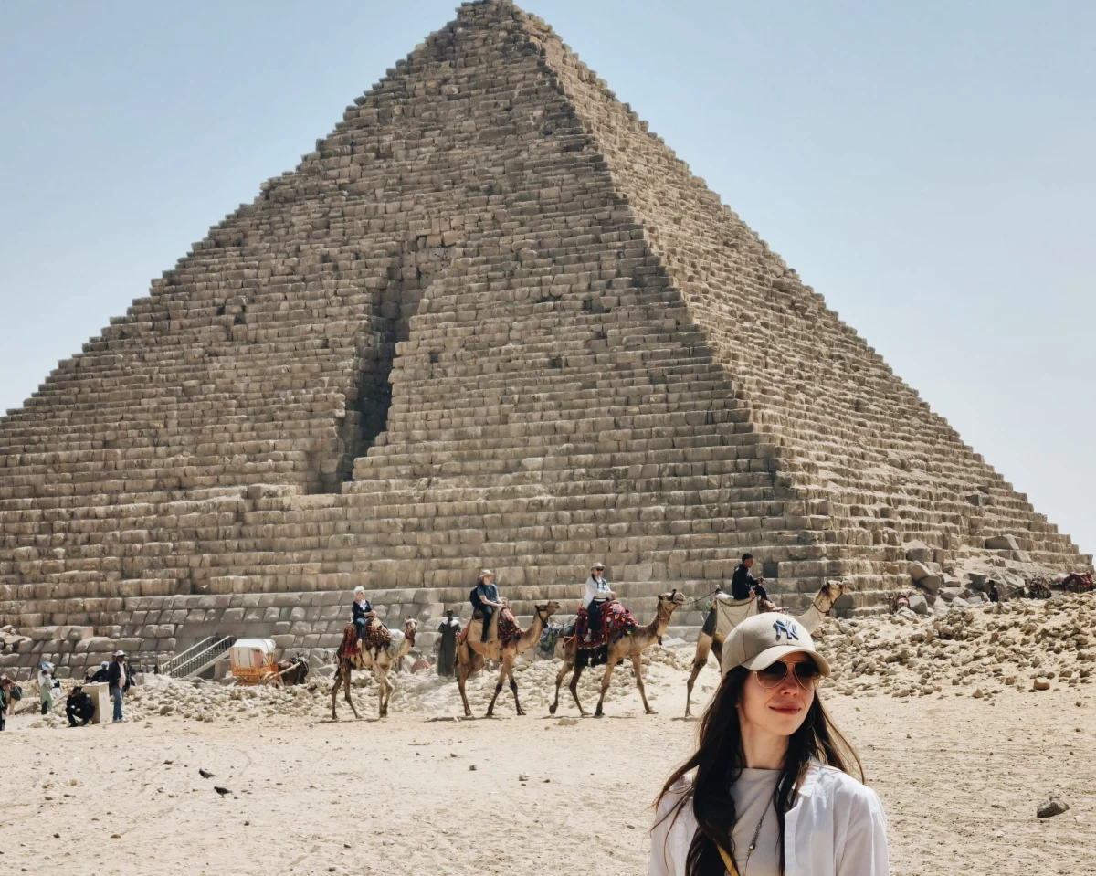 Egipt stanowi jeden z najpopularniejszych kierunków wakacyjnych, szczególnie że w tym roku dla turystów jest to bardzo opłacalny kierunek. „Za jednego dolara dostaniemy 30 funtów egipskich w porównaniu do 20, 18, 16 jeszcze jakiś czas temu. Wiadomo, że jeśli ktoś przyjeżdża z dolarami to będzie miał więcej kasy. Tak więc dla turystów sytuacja jest bardzo korzystna” - mówiła na antenie internetowego Radia RMF24 Aleksandra Helail, Polka od lat mieszkająca w Kairze i opowiadająca o egipskim życiu na swoim profilu na Instagramie.