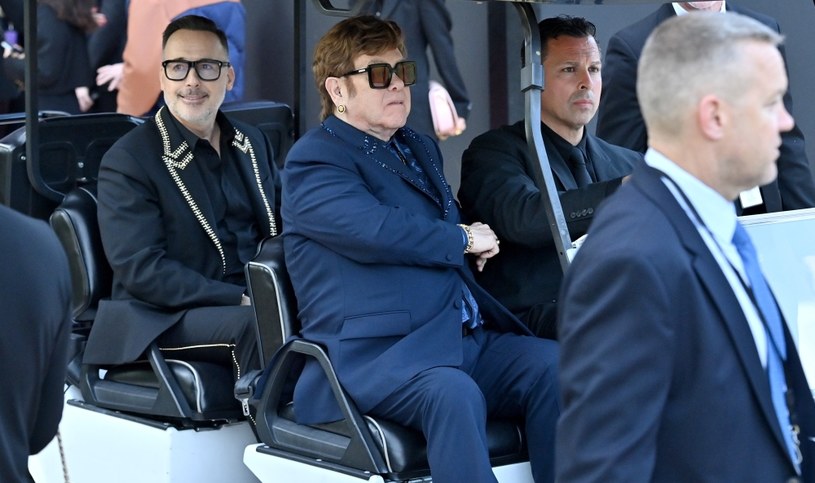 Jak podają zagraniczne media, legendarny piosenkarz bierze właśnie udział w procesie oskarżonego o seksualne nadużycia Kevina Spacey'ego. Elton John i jego mąż David Furnish zeznają online w obronie aktora.