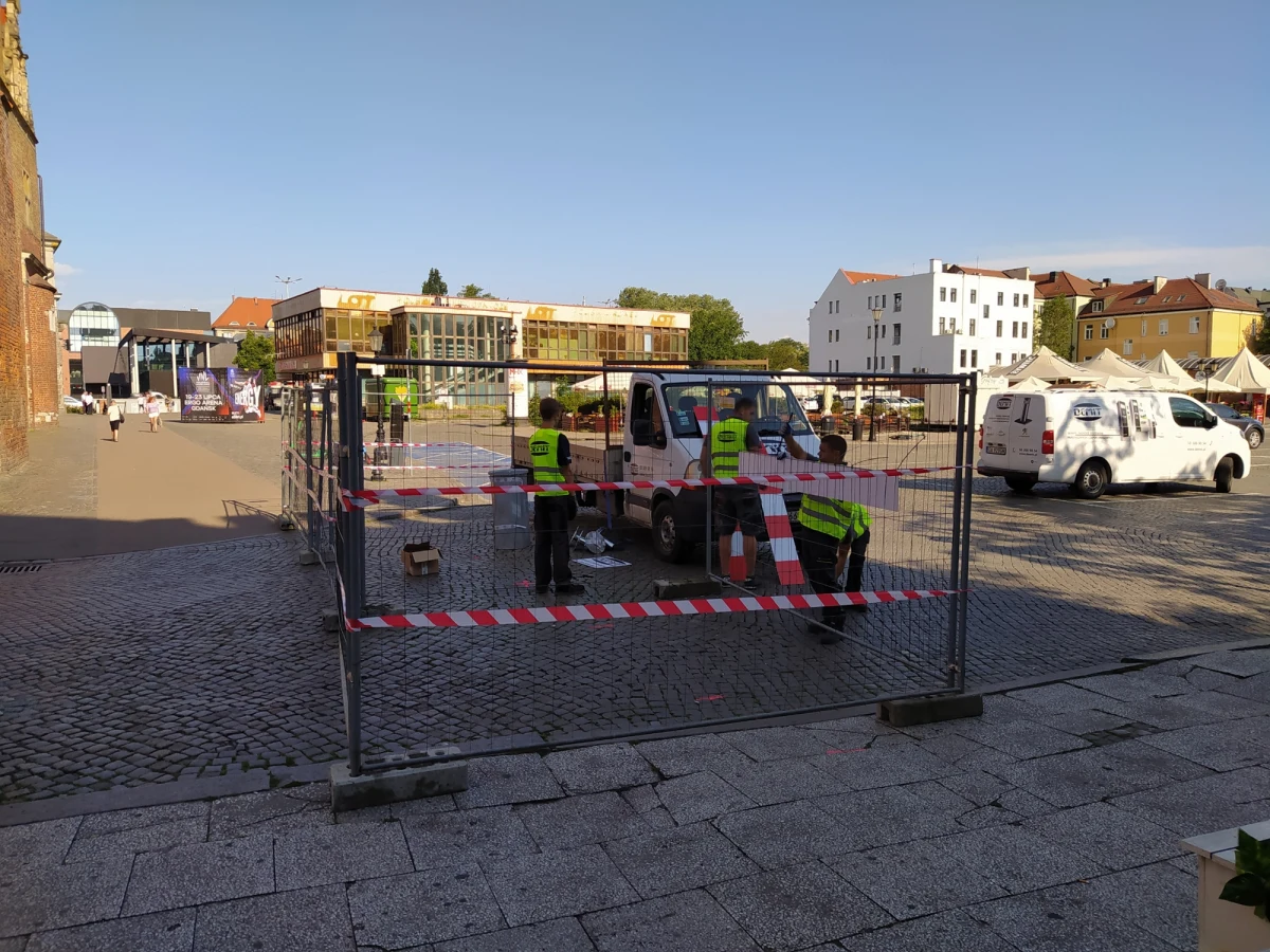 107 nowych słupków blokujących ograniczy wjazd samochodów na ulice Gdańska przeznaczone tylko dla pieszych i rowerzystów. Słupki zastąpią istniejące blokady - bloki kamienne, donice i płotki wygrodzeniowe.