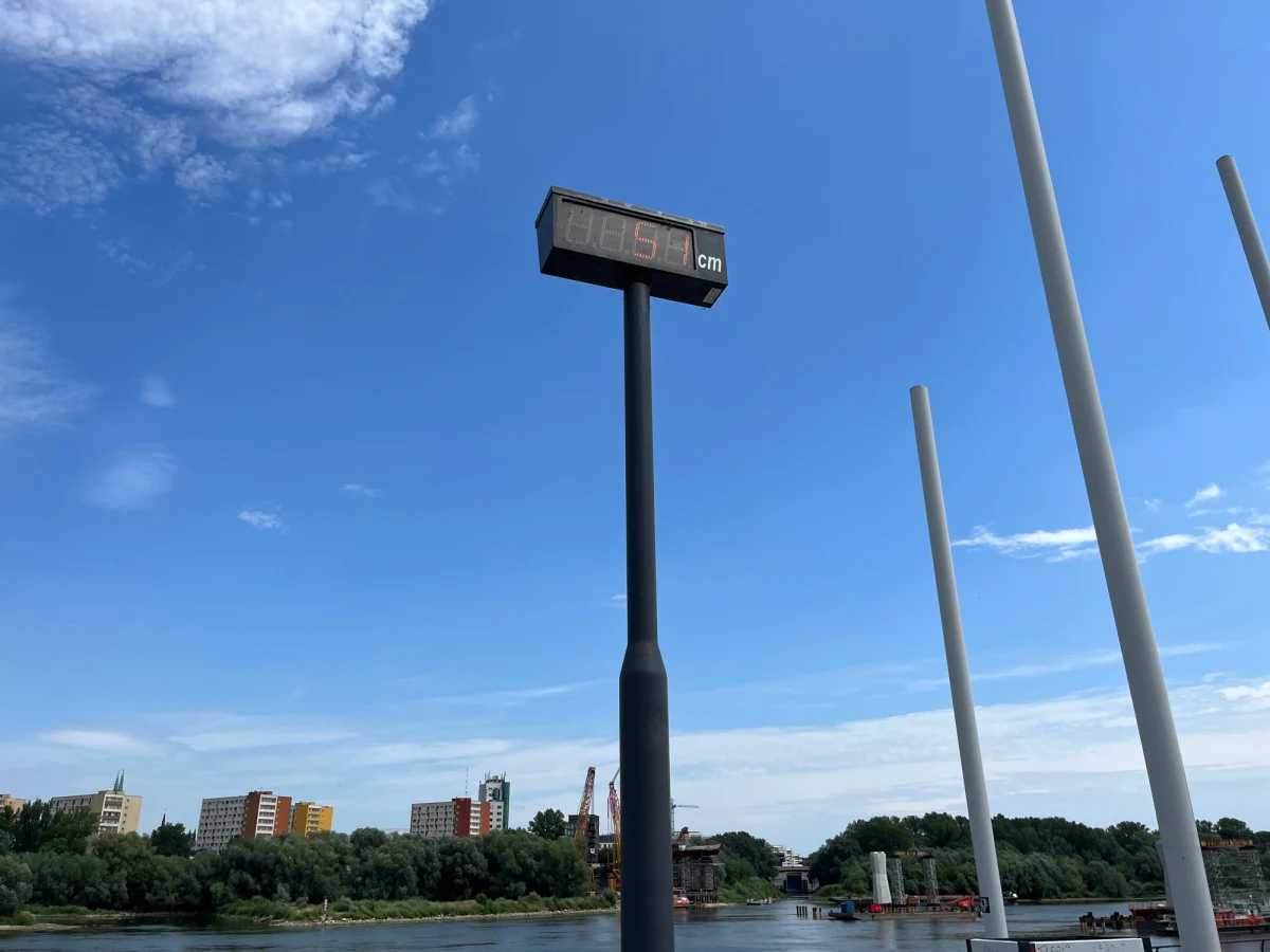 Hydrolodzy z Instytutu Meteorologii i Gospodarki Wodnej alarmują: stan rzek w Polsce jest coraz niższy. W Warszawie poziom Wisły zbliża się do rekordu z 28 sierpnia 2015 roku.