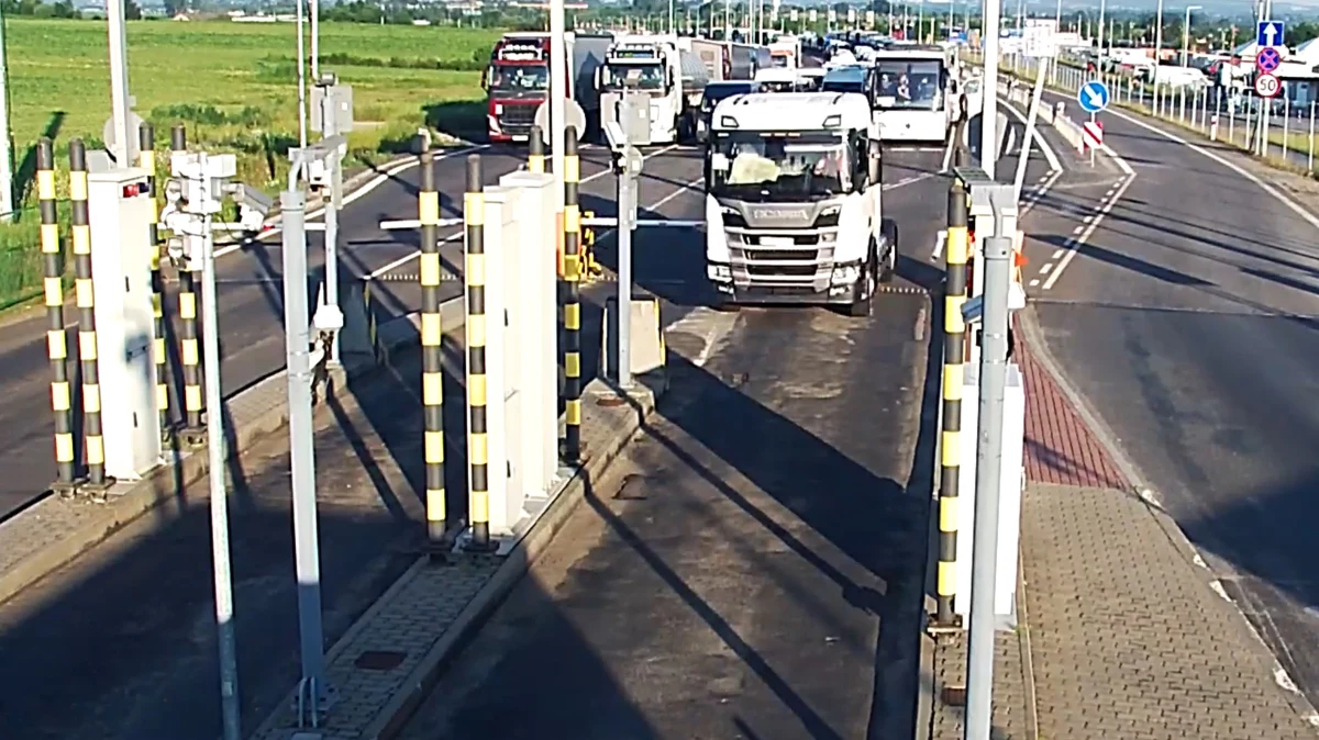 O krok od tragedii na przejściu granicznym w Medyce. Pijany 52-letni Polak z impetem wjechał ciężarówką na teren przejścia. Potrącił jedną osobę, uszkodził szlabany i kilka aut. Osoby oczekujące w kolejce chwilę wcześniej zeszły z jezdni.