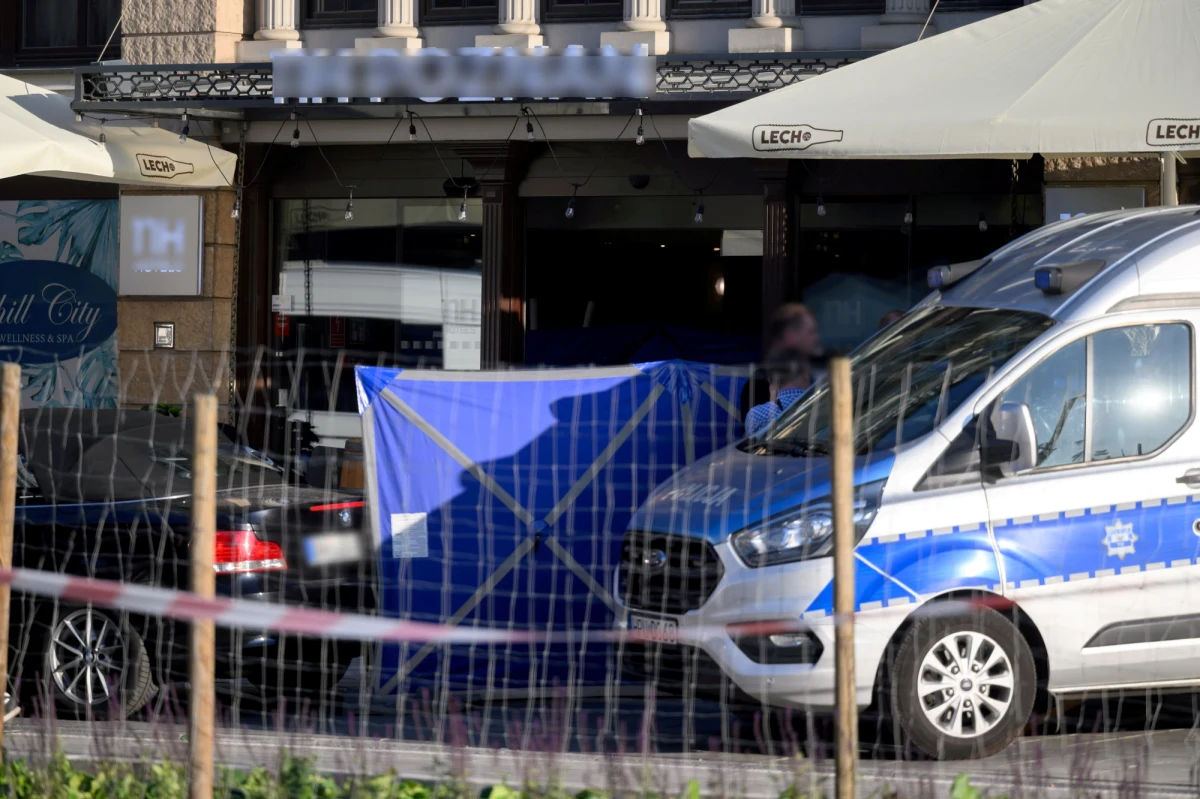 Poznańska prokuratura prowadzi dwa śledztwa w sprawie strzelaniny, do której doszło wczoraj w centrum miasta. Przy ulicy Święty Marcin, przed jednym z hoteli, napastnik najpierw zastrzelił przebywającego tam mężczyznę, a następnie odebrał sobie życie. Zastrzelony mężczyzna miał być artystą i blogerem, a strzelający - pracownikiem Wielkopolskiego Urzędu Wojewódzkiego w Poznaniu. Powodem był zawód miłosny. 