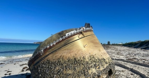 Tajemnicza metalowa kopuła wywołała spore zamieszanie na plaży w Green Head w zachodniej Australii. Policja i władze ustalają, co to za przedmiot. Został uznany za niebezpieczny. Dlatego funkcjonariusze zaapelowali, by się do niego nie zbliżać.