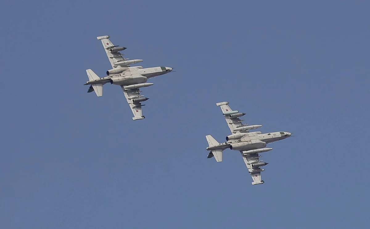 Samolot szturmowy Su-25 rozbił się w Kraju Krasnodarskim w Rosji - podają tamtejsze media. Pilot nie przeżył.